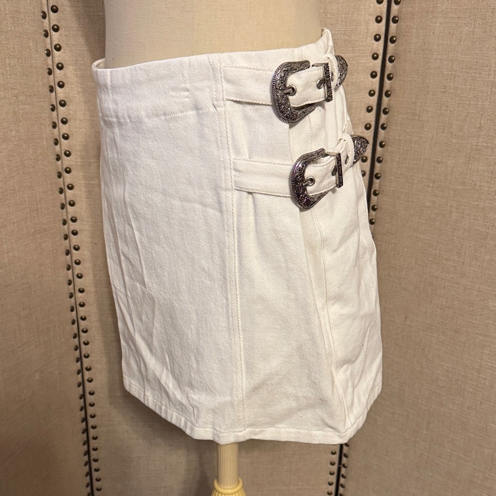 Stylish White Buckle Skirt